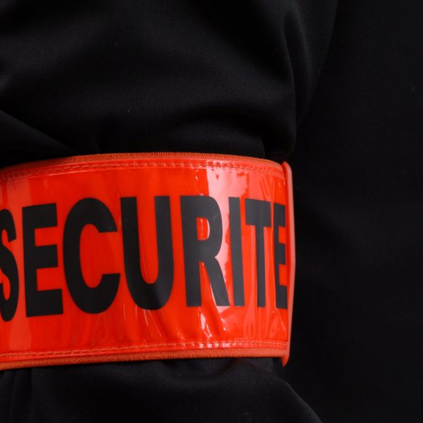 agent de sécurité brassard